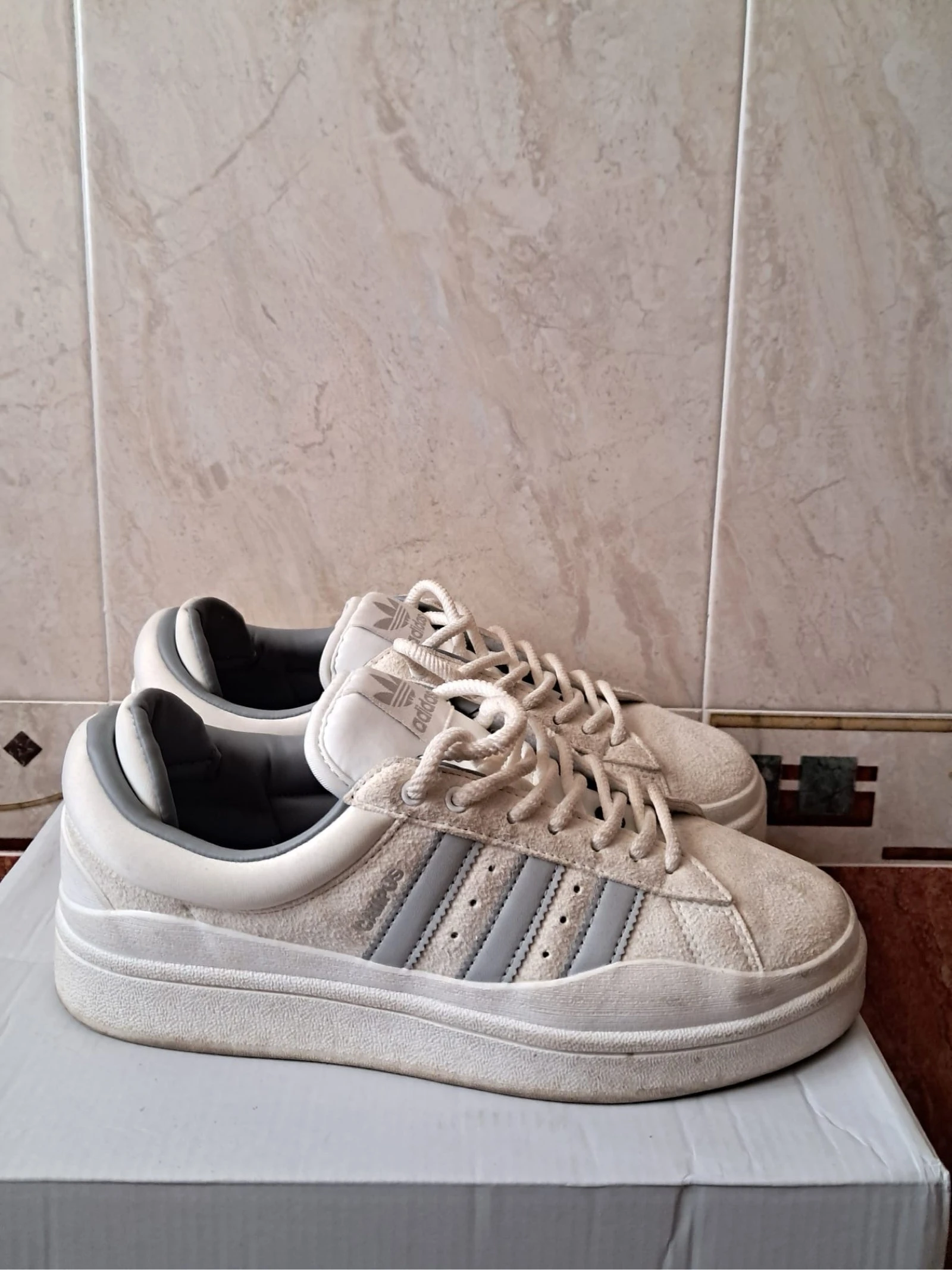 Zapatillas campus bad bunny grises y blancas 